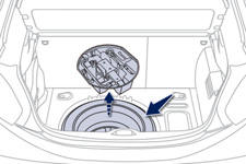 La roue de secours est installée dans le coffre sous le plancher.